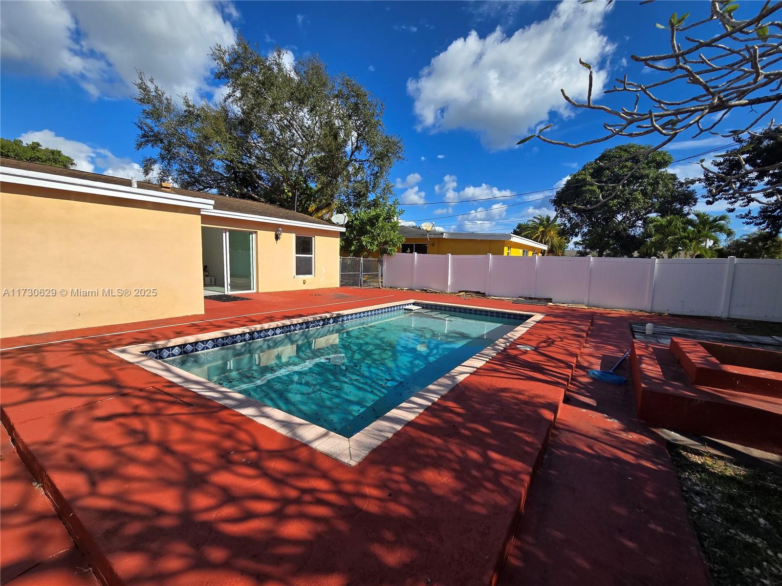 HOLLYWOOD LITTLE RANCHES - Residential
