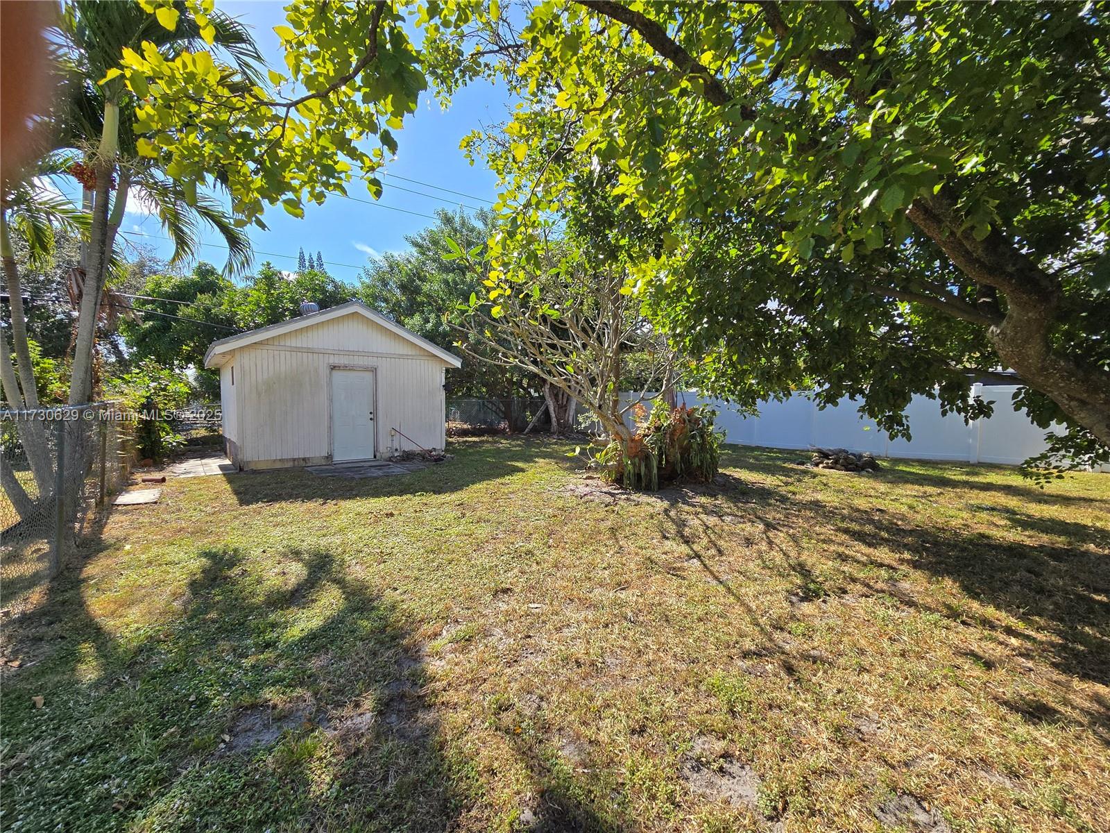 HOLLYWOOD LITTLE RANCHES - Residential