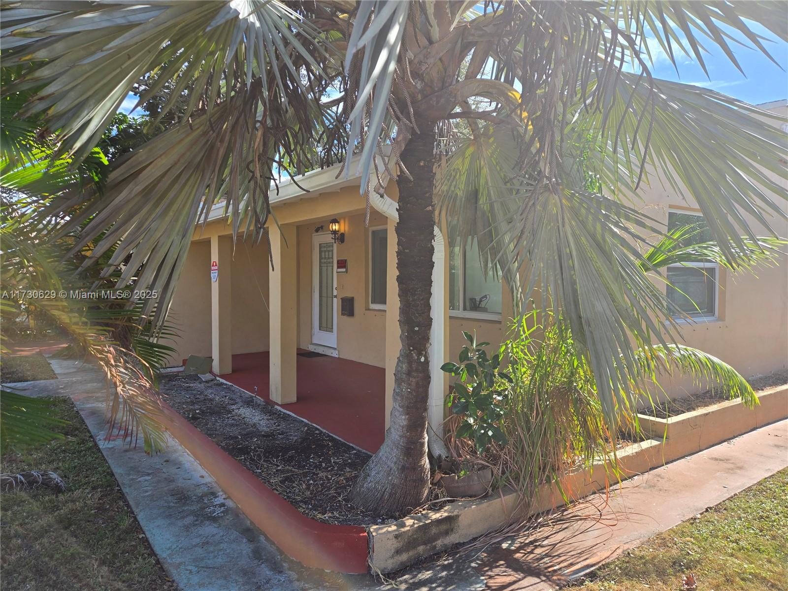 HOLLYWOOD LITTLE RANCHES - Residential