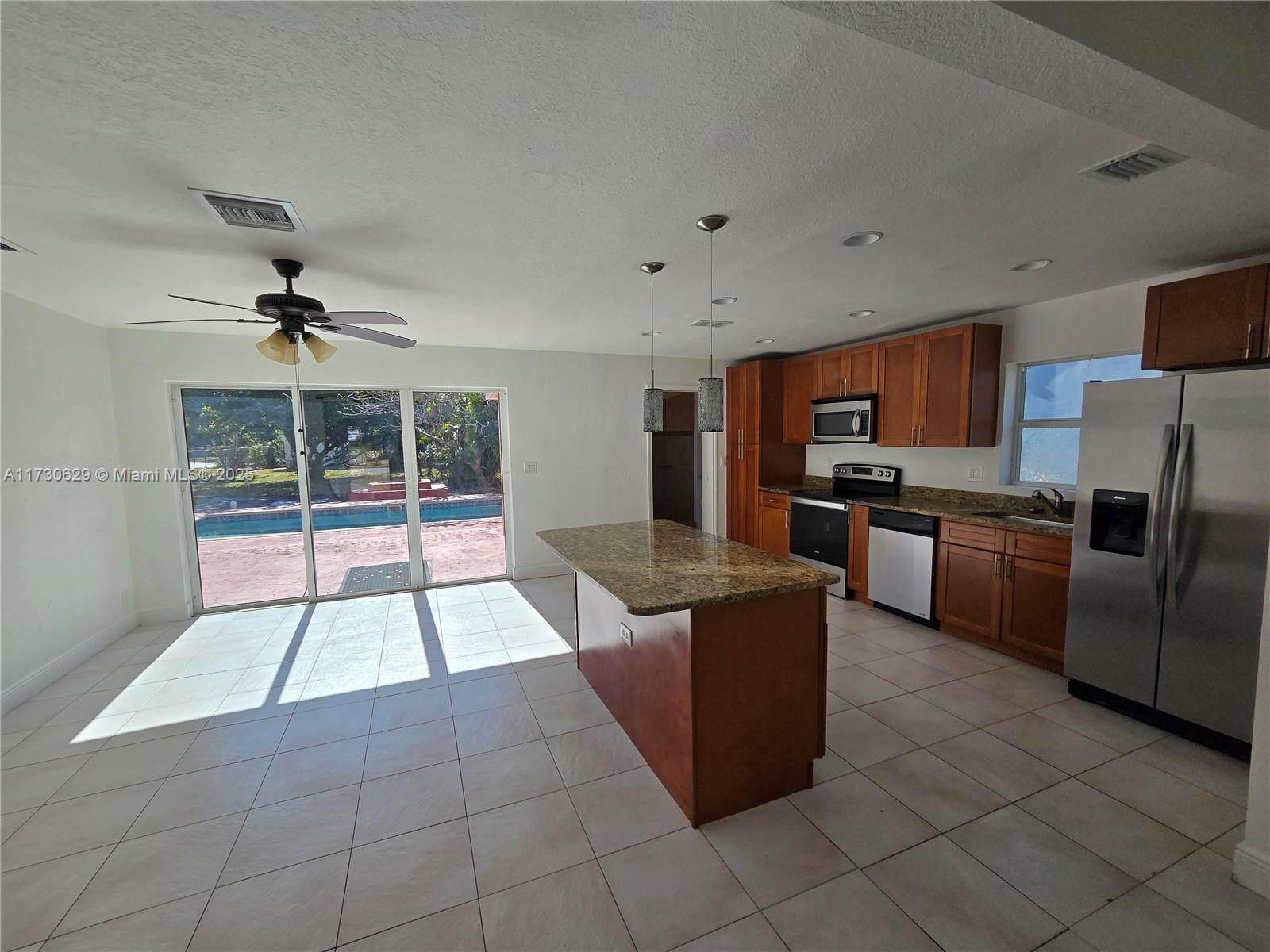 HOLLYWOOD LITTLE RANCHES - Residential