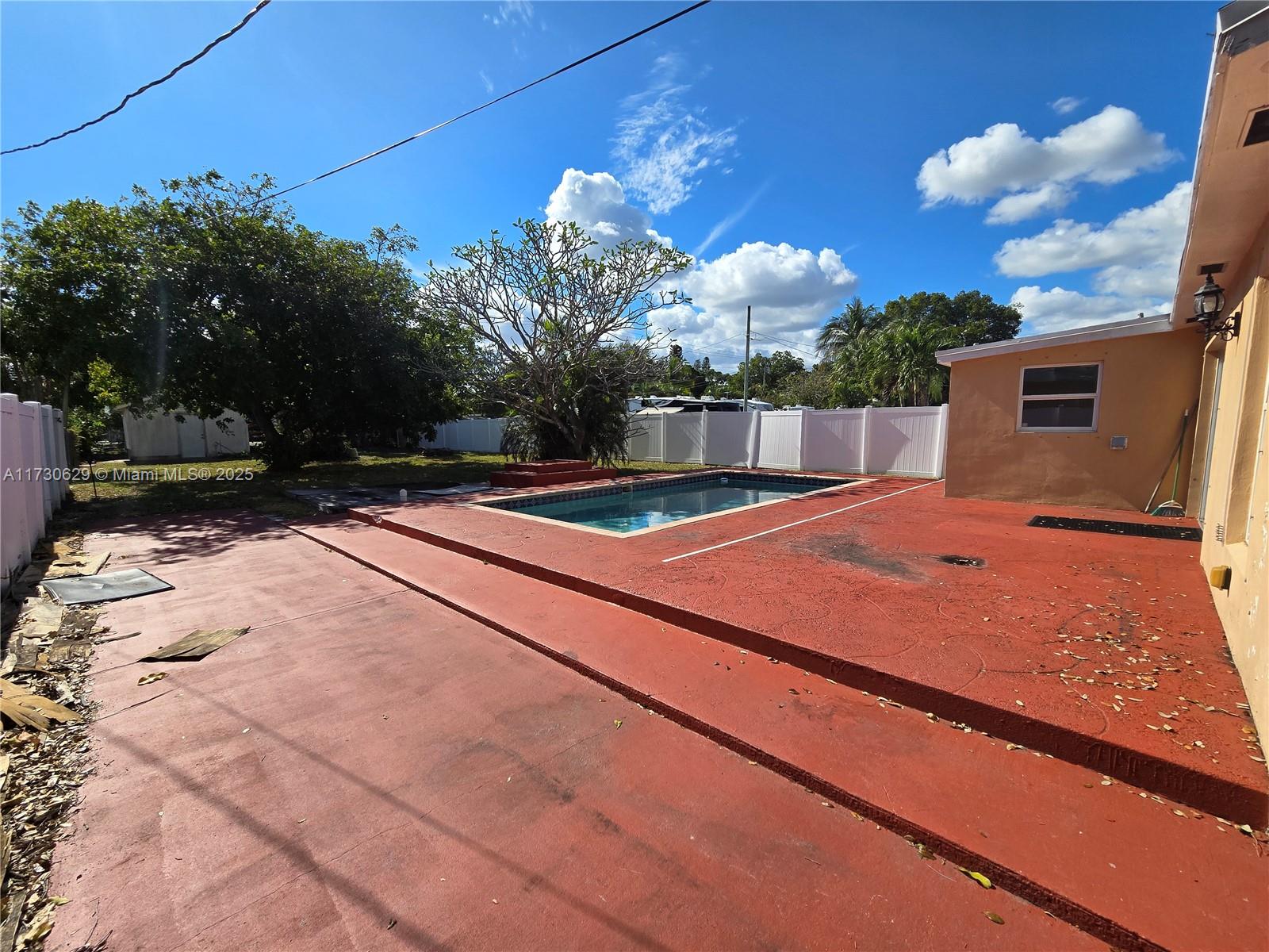 HOLLYWOOD LITTLE RANCHES - Residential