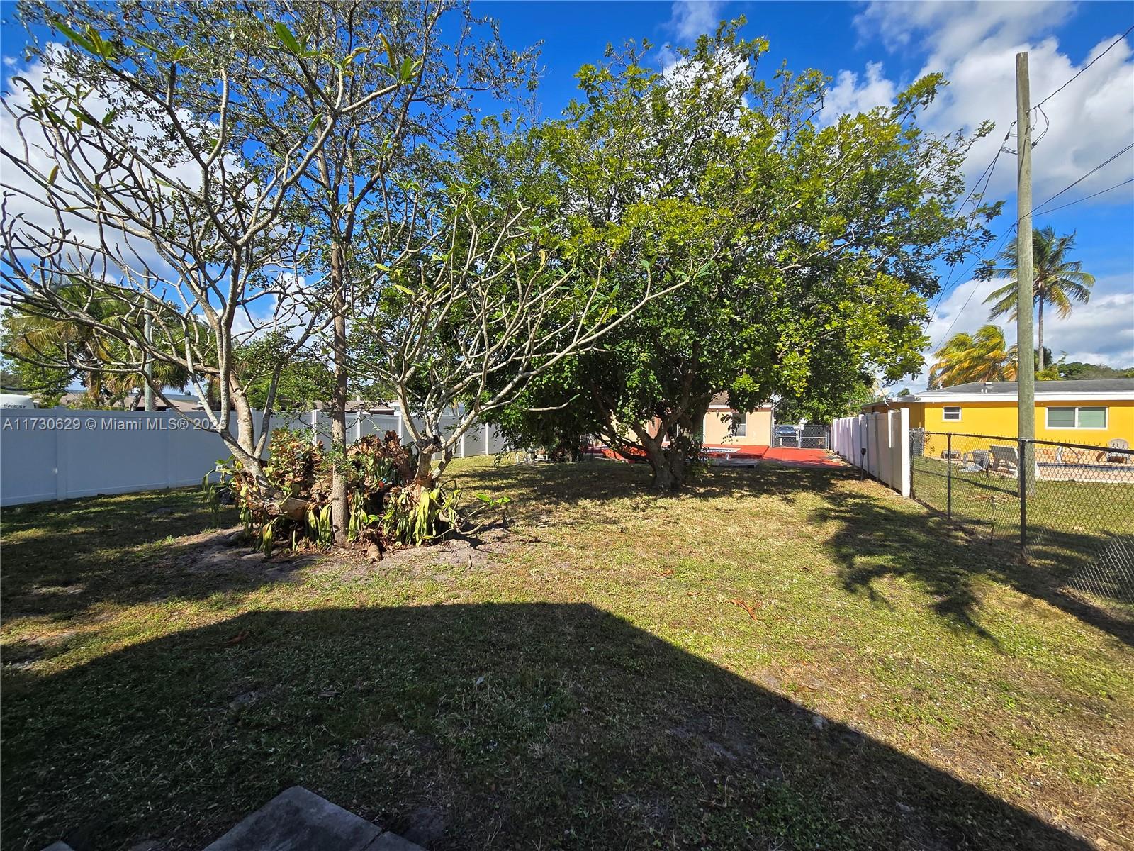 HOLLYWOOD LITTLE RANCHES - Residential