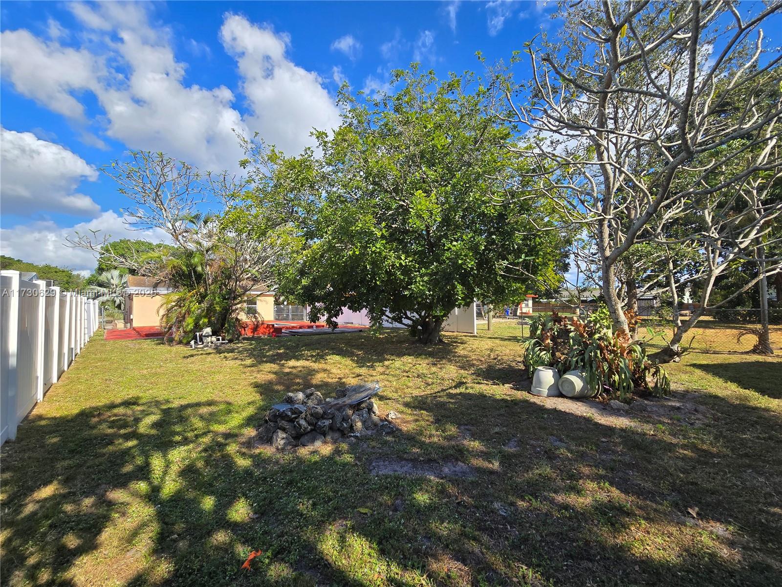 HOLLYWOOD LITTLE RANCHES - Residential