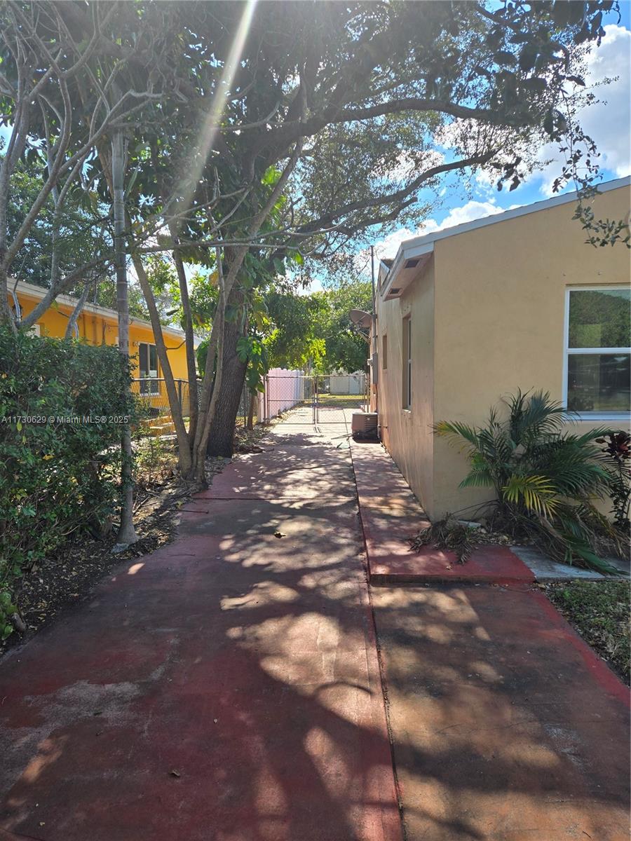 HOLLYWOOD LITTLE RANCHES - Residential