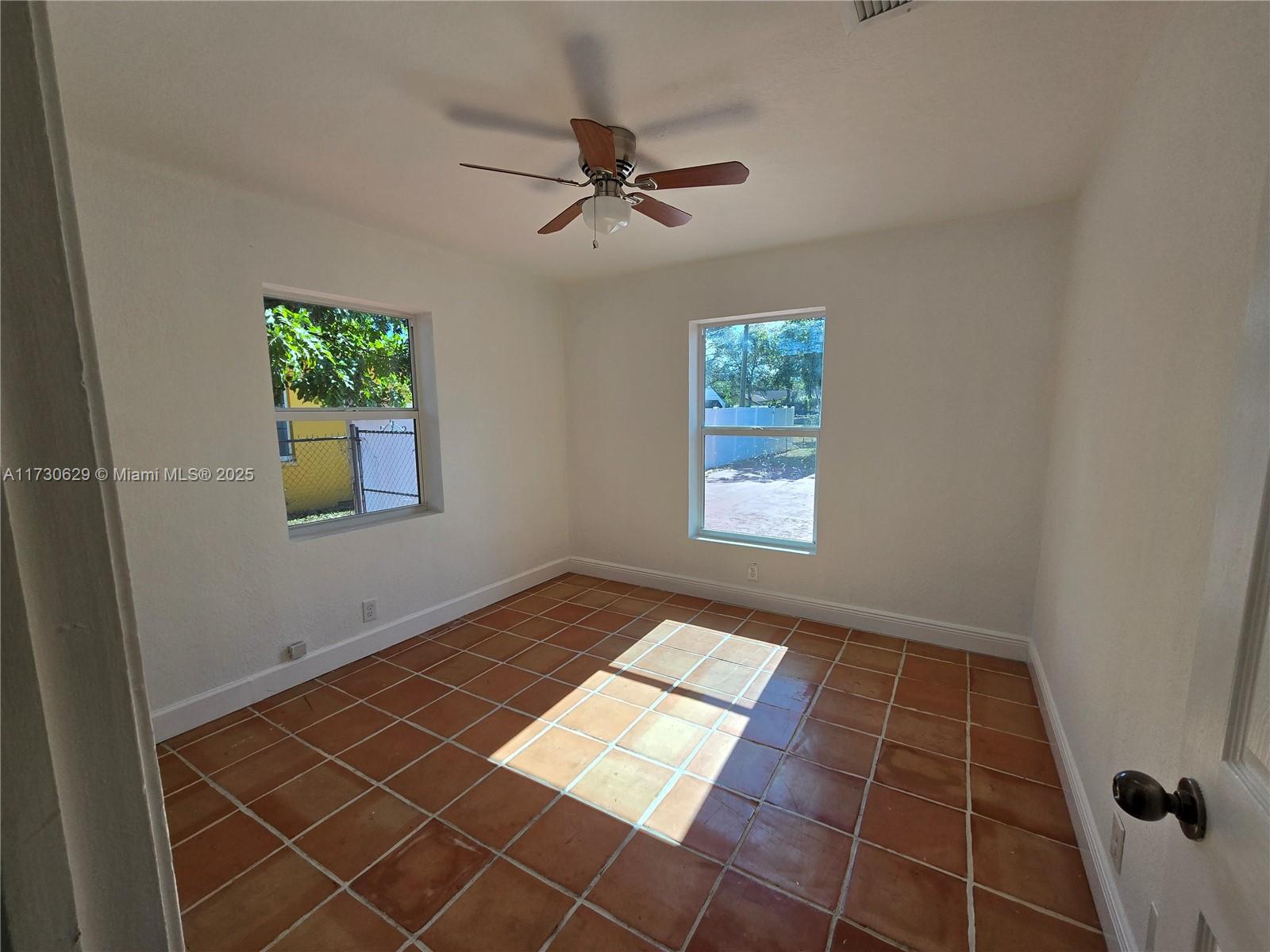 HOLLYWOOD LITTLE RANCHES - Residential