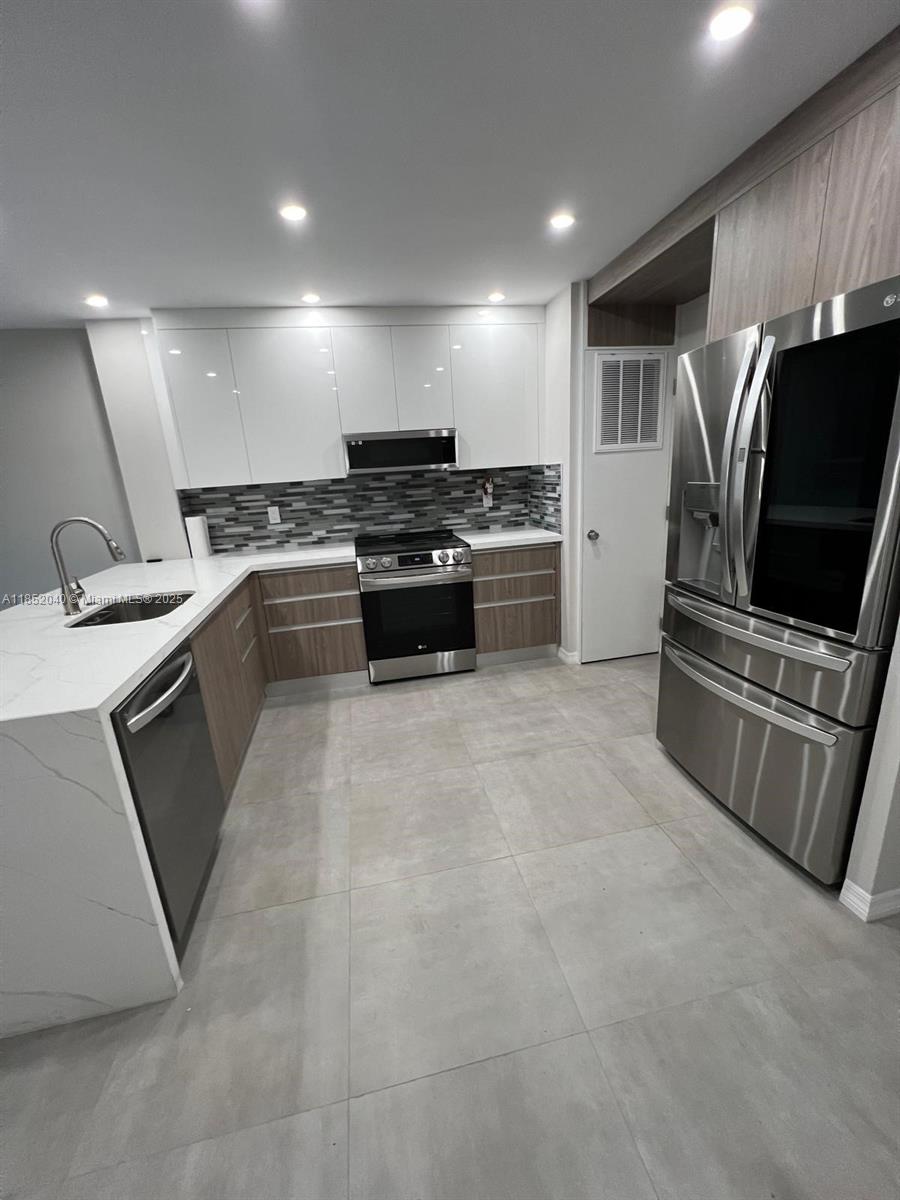 Beautiful 3 bedroom / 2 full bathroom apartment in a prime location in Fort Lauderdale. All updated and ready for move in!