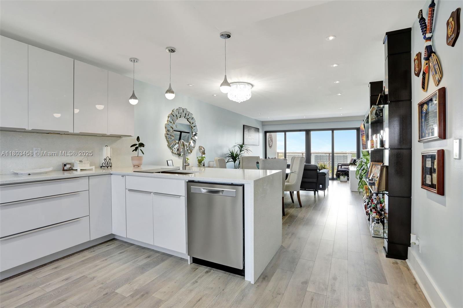 1401 N Riverside Dr 1403