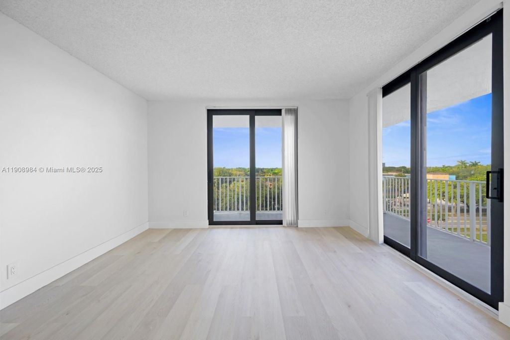 Photo of Hollywood, FL 33021 (MLS # A11908984)