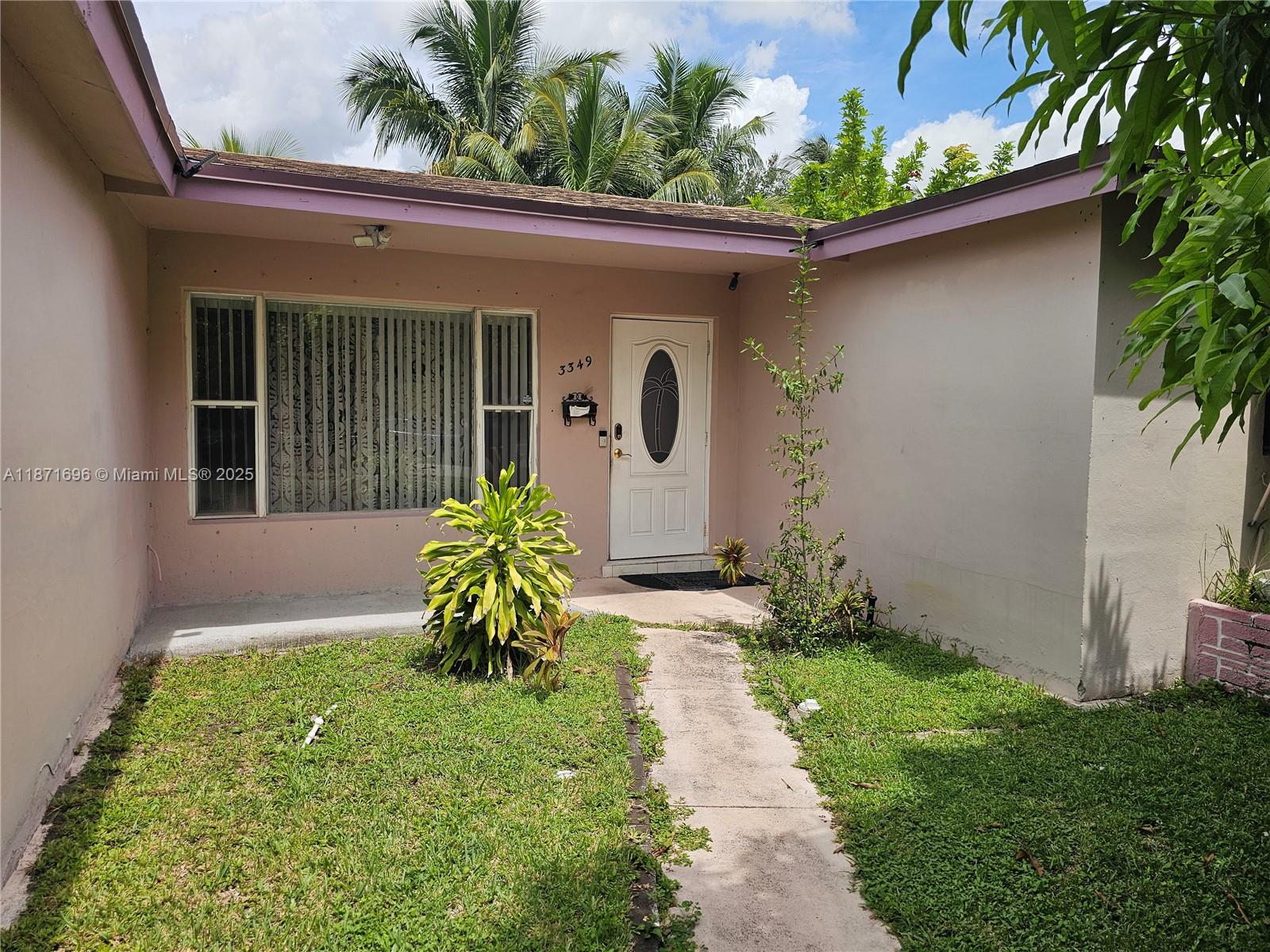 1 BED/1 BATH STUDIO FOR RENT IN LAUDERDALE LAKES. RENTAL INCLUDES BEDROOM AND BATHROOM IN A PRIVATE HOME. HOME IS WELL-MAINTAINED. FURNITURE OPTIONAL. RENTAL FOR ONE PERSON PREFERRED, MAX TWO PERSONS ACCEPTABLE. FULL BACKGROUND AND CREDIT REPORTS REQUIRED. CALL LISTING AGENT TO SCHEDULE ALL SHOWINGS; 24 HOUR NOTICE REQUIRED.