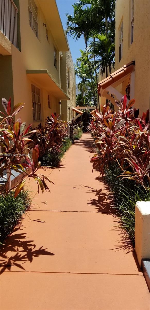 Nice 2 bedrooms with 2 full bathrooms (1 with tub and one with shower) and 1 half batroom. Corner unit with garden view. This apartment has a private garden that is a common area but with exclusive use for this unit. Central A/C, washer and dryer in the unit. Private entrance. Unfurnished. HOA $1153/M + $115 Reserves.