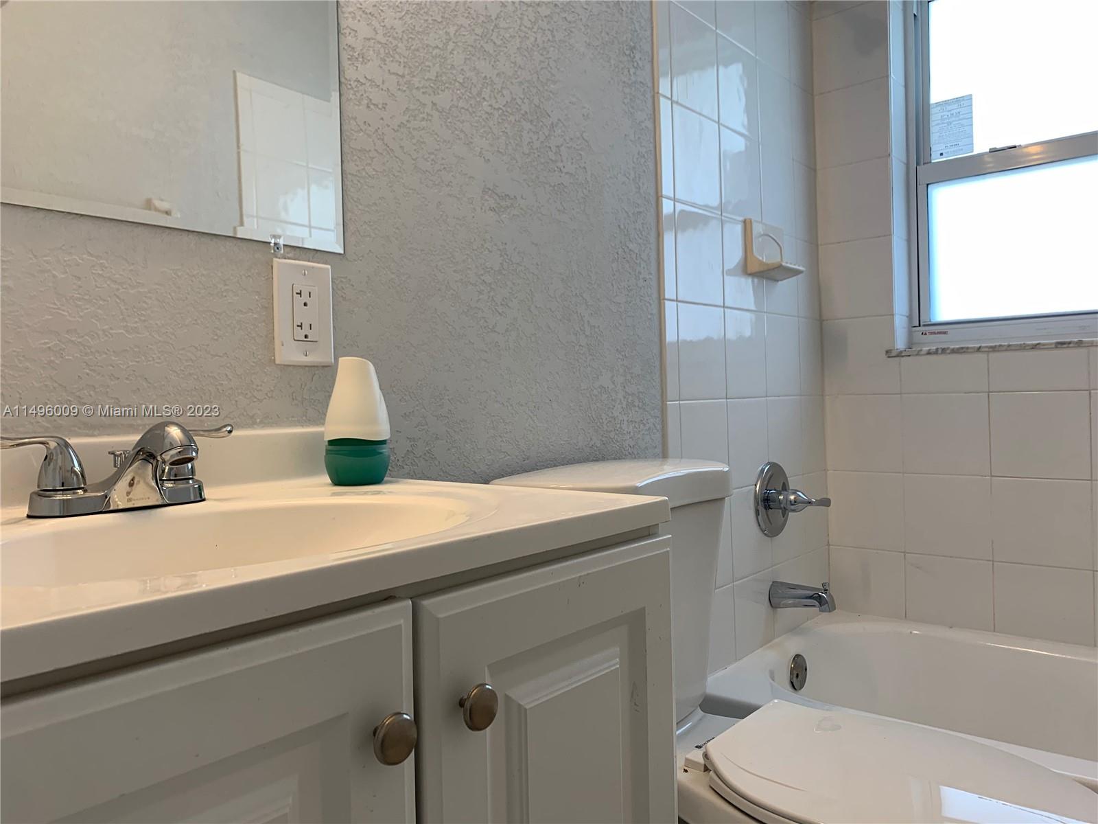 COMMONWEALTH MANOR - Residential Lease