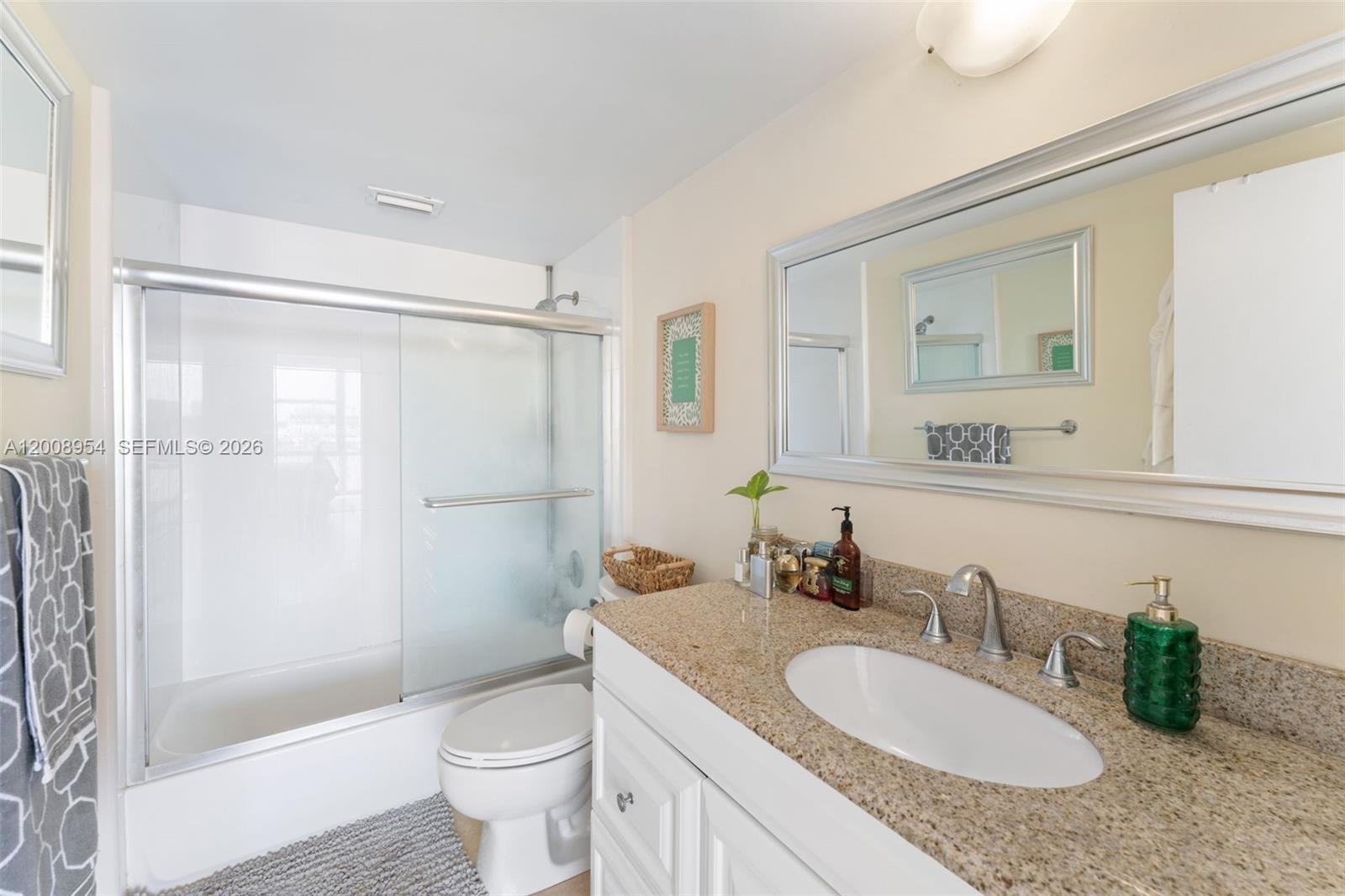 KING COLE CONDO - Residential