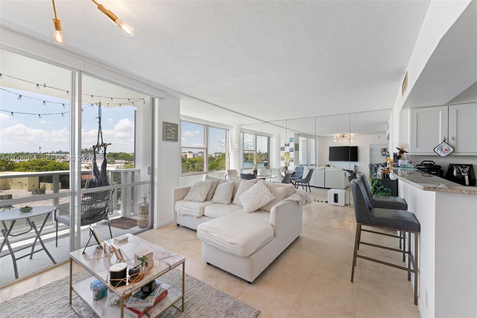 KING COLE CONDO - Residential