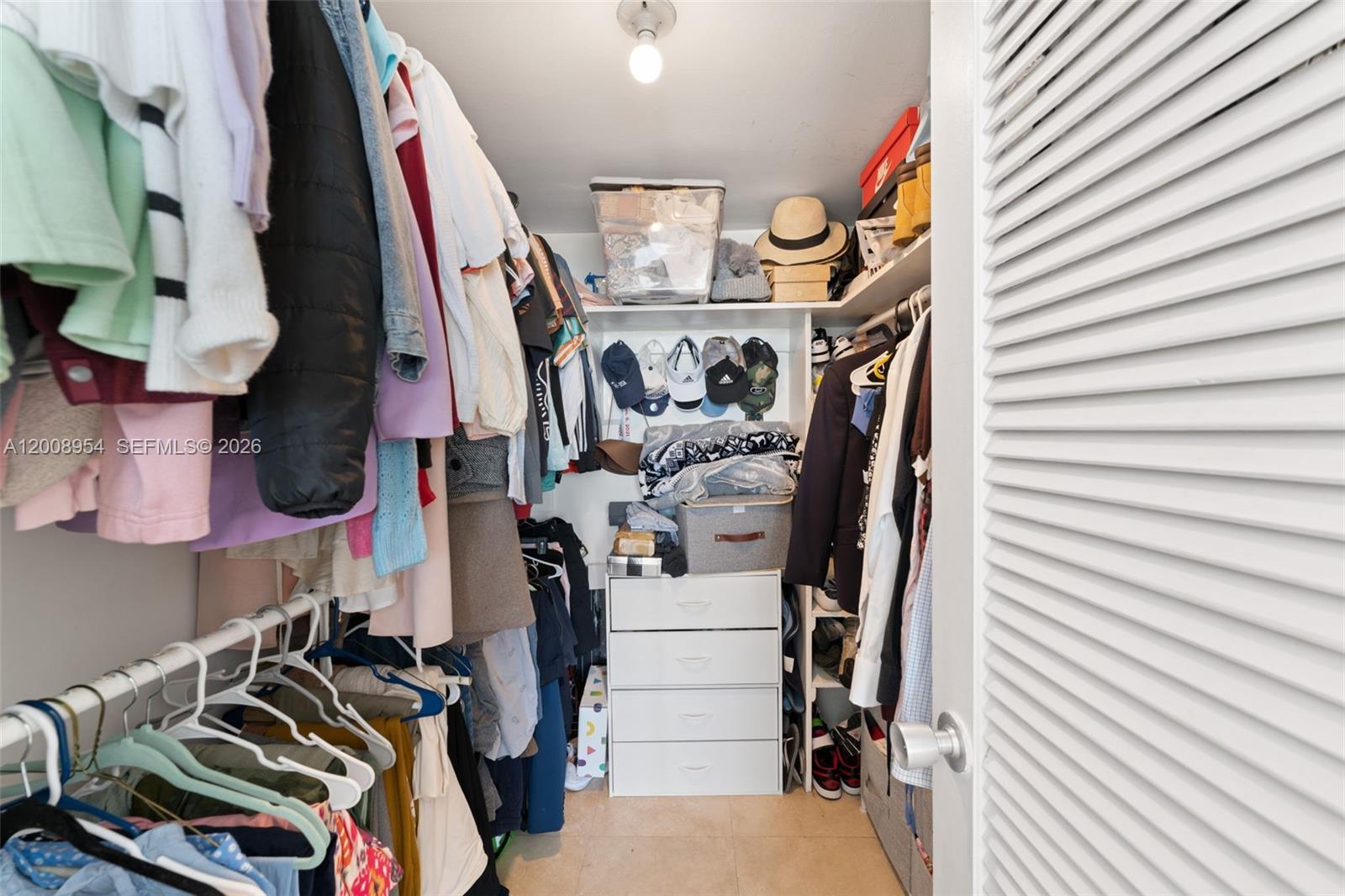 KING COLE CONDO - Residential