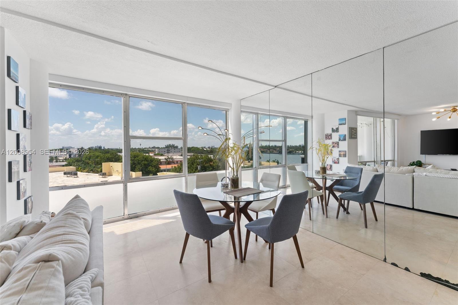 KING COLE CONDO - Residential