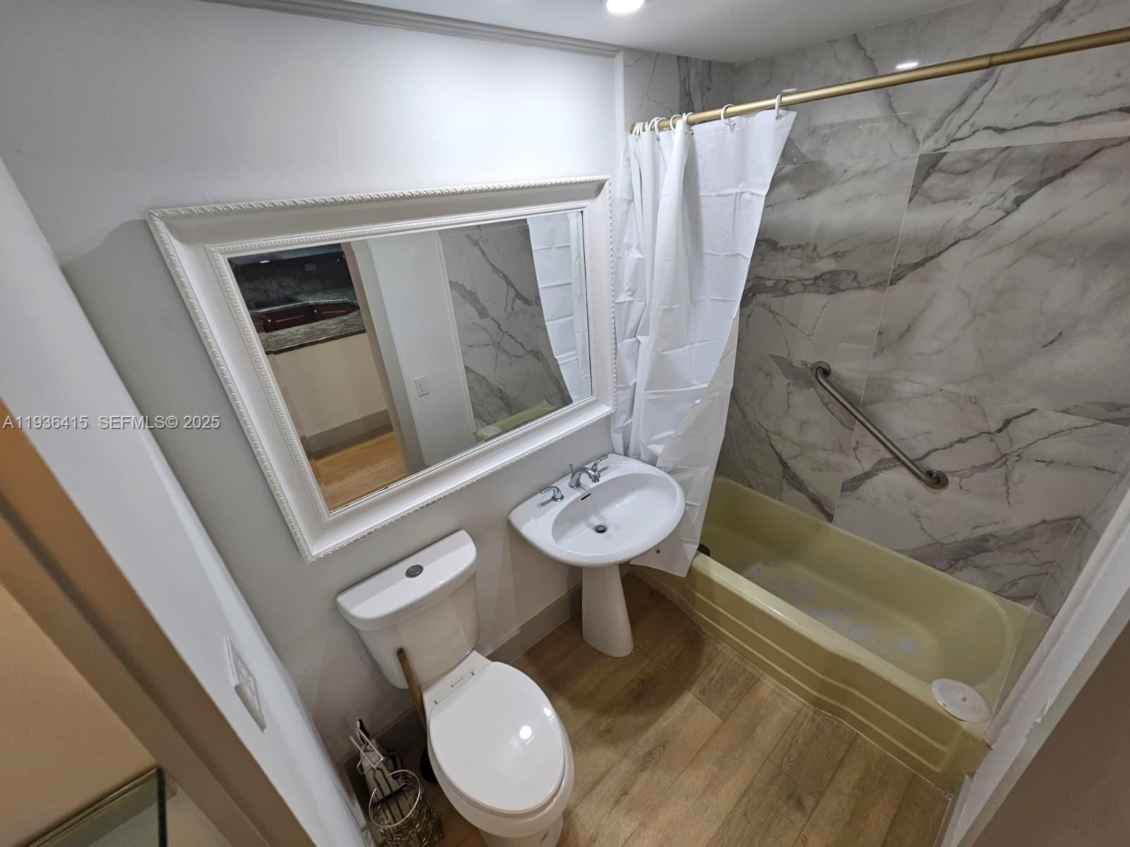 BRICKELL BAY TOWER CONDO - Residential