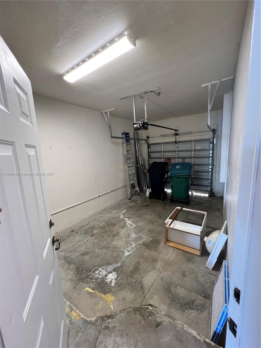 ISLANDS AT DORAL 1ST ADDN - Residential Lease