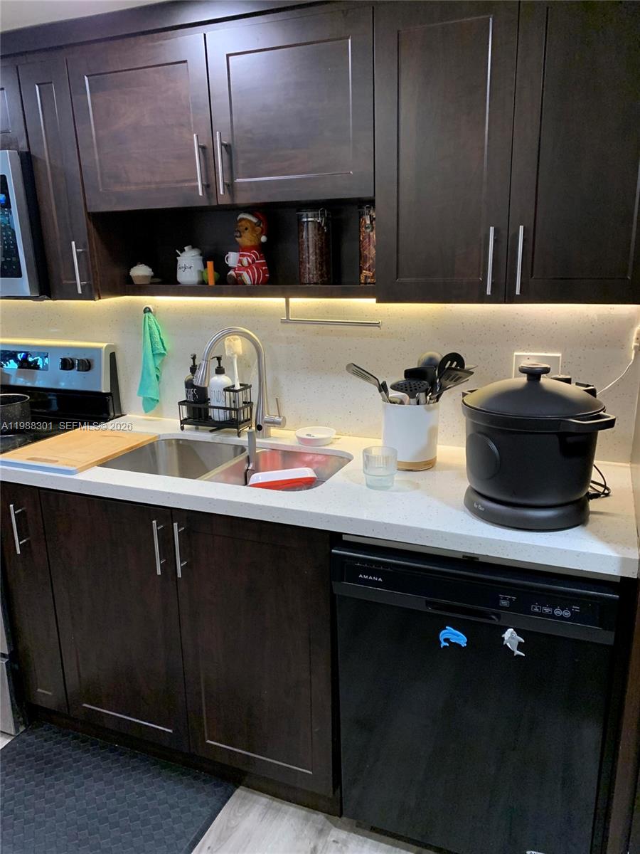 BRENTWOOD TOWNHOUSE 2 - Residential