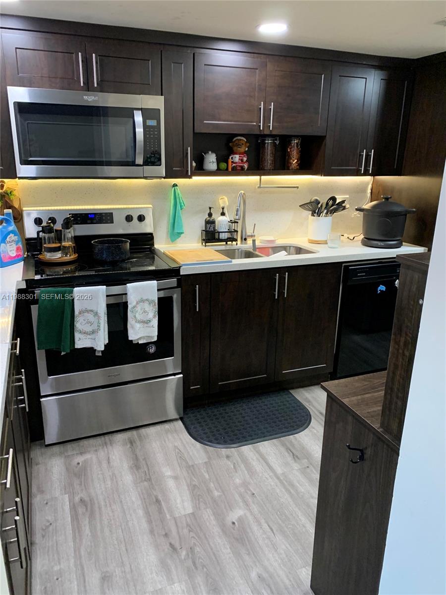 BRENTWOOD TOWNHOUSE 2 - Residential