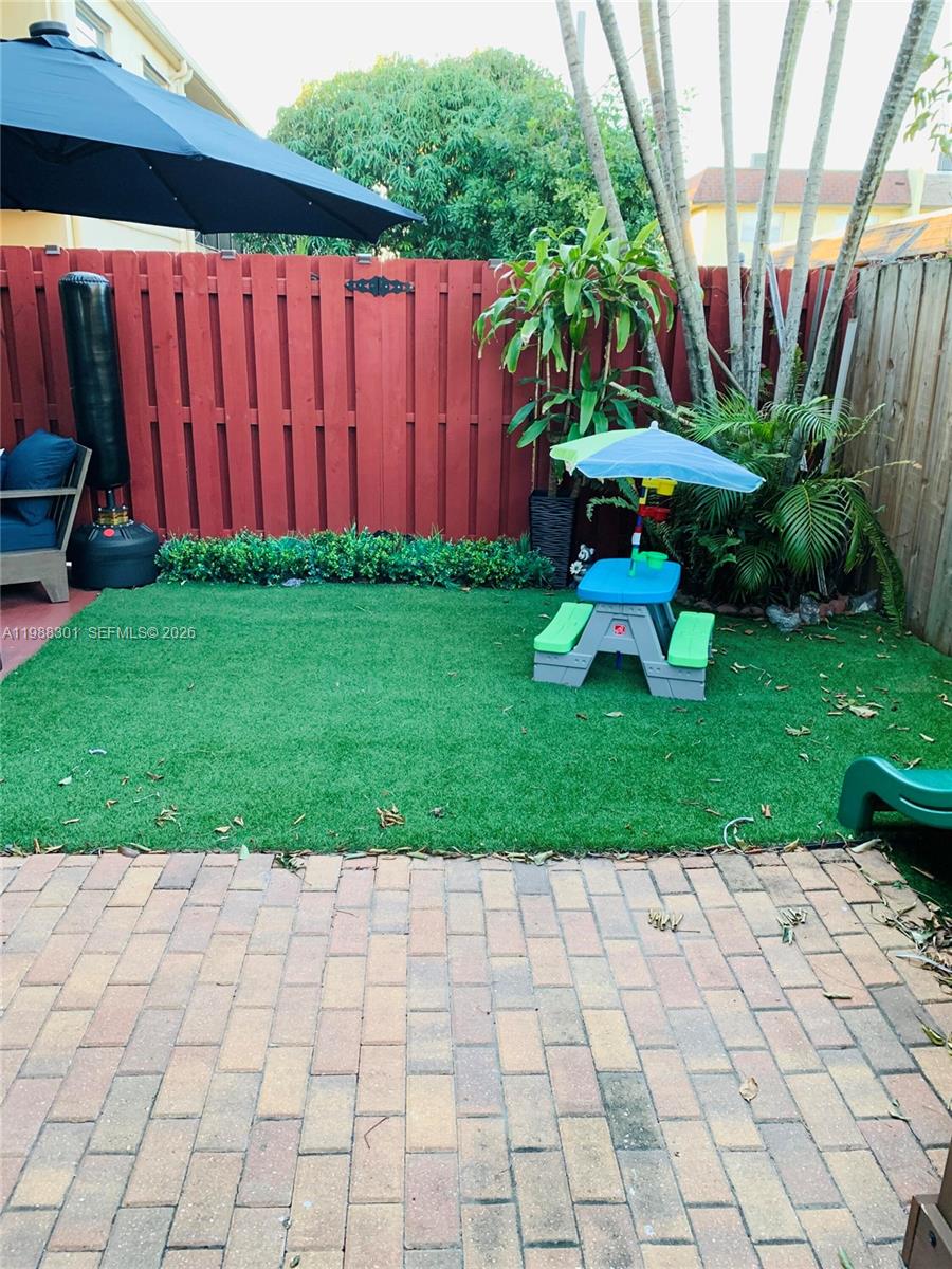 BRENTWOOD TOWNHOUSE 2 - Residential