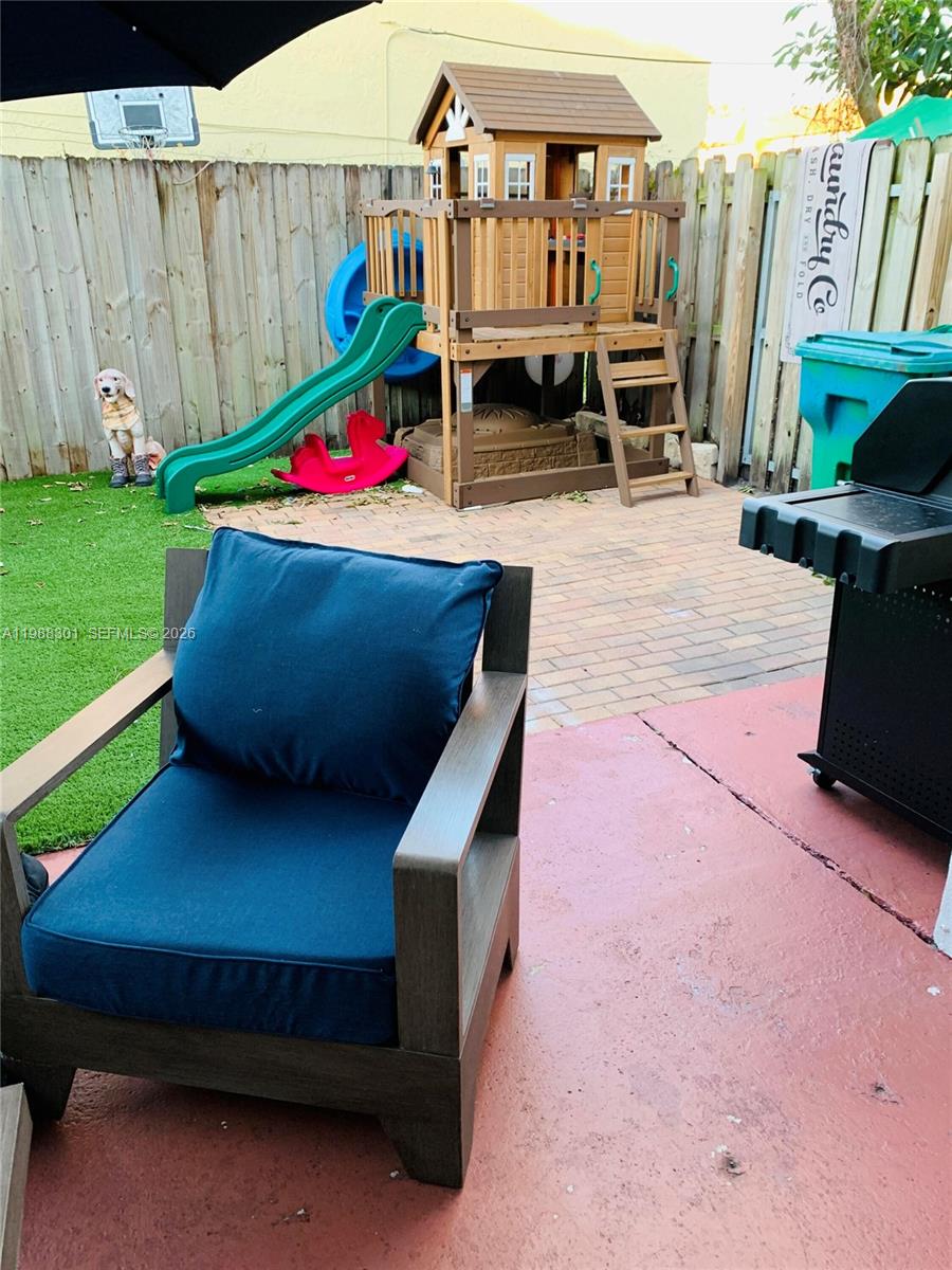 BRENTWOOD TOWNHOUSE 2 - Residential