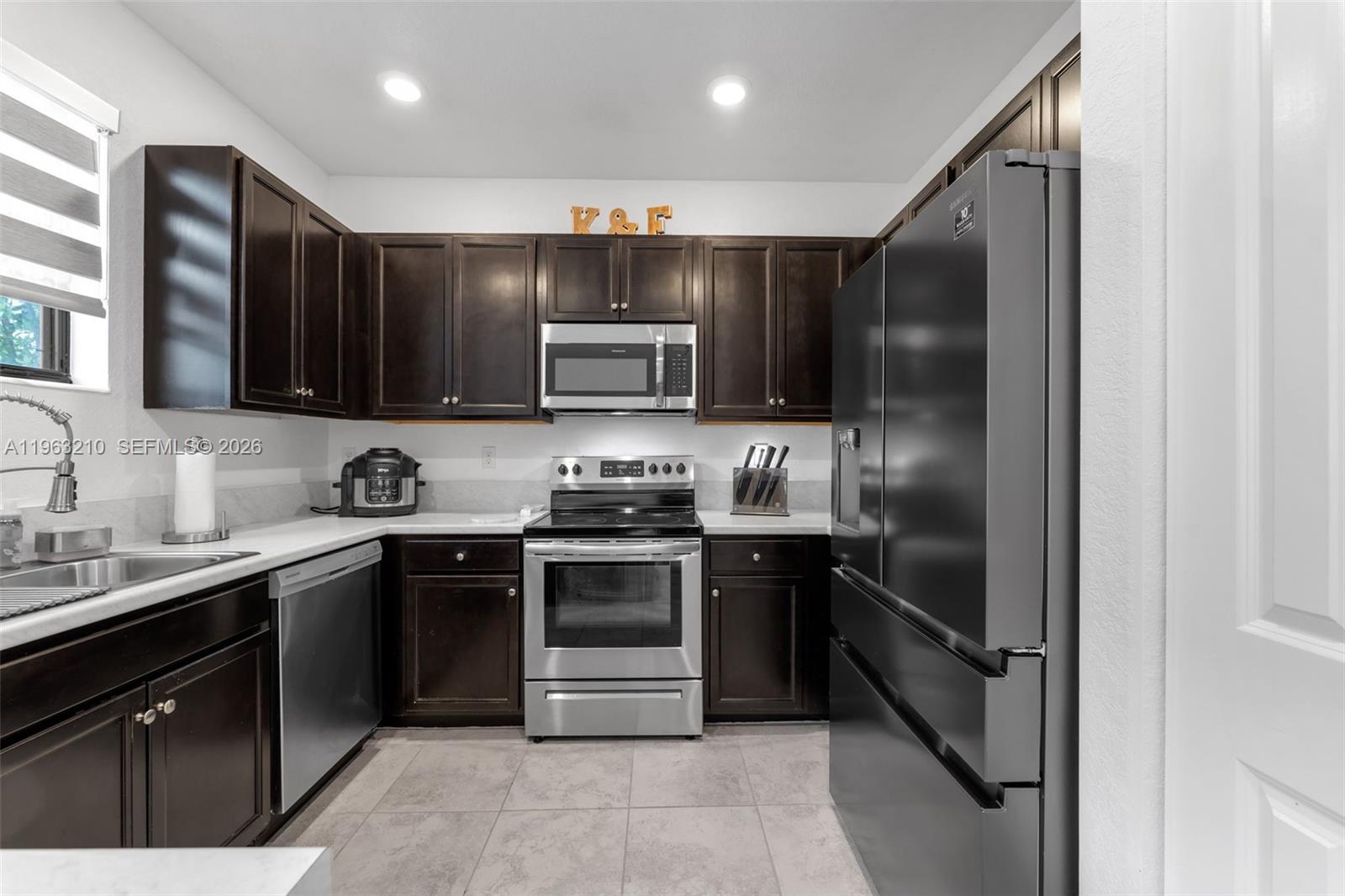 COCO PALM VILLAS - Residential Lease