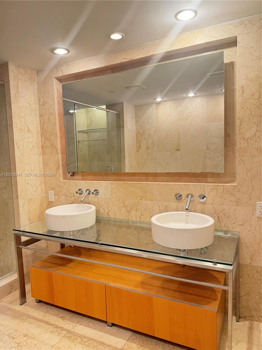 6000 Collins Ave 313