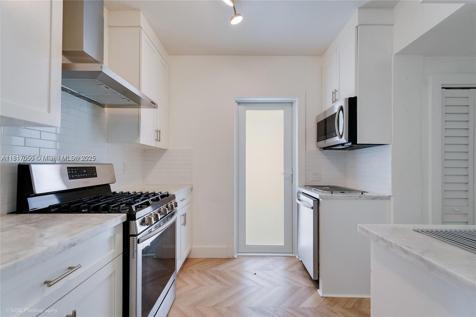 1615 Bay 1