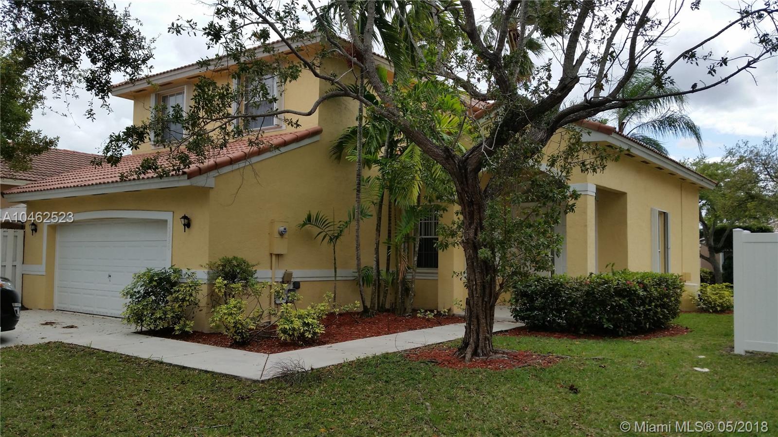 3 BED/2.5 BATH HOME LOCATED IN THE GATED COMMUNITY OF CLAREMONT AT HUNTINGTON. SPACIOUS BRIGHT AND OPEN FLOORPLAN WITH A BRAND NEW KITCHEN!!! TILE DOWNSTAIRS/WOOD UPSTAIRS, HIGH CEILINGS, LARGE BEDROOMS, WALK IN CLOSETS, ROMAN TUB IN MASTER, HURRICANE SHUTTERS, 2 CAR GARAGE, FULL SIZE WASHER/DRYER. PETS OK!