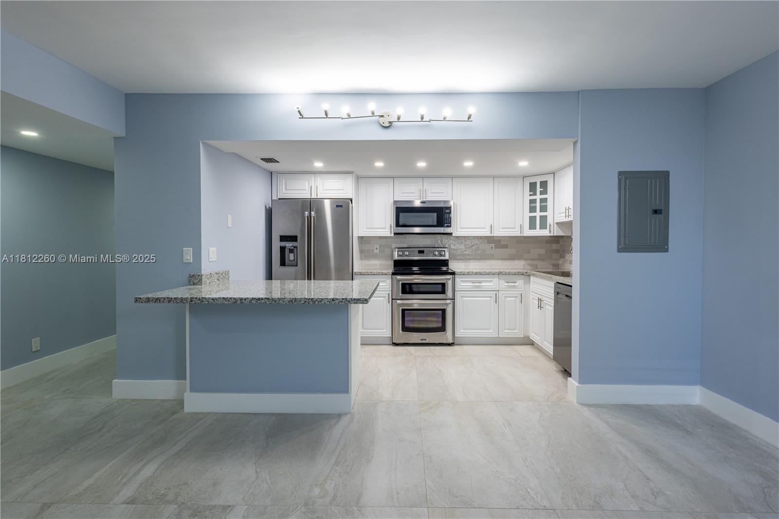 20350 W Country Club Dr Ph24-4, Aventura, Miami-Dade County, Florida - 3 Bedrooms  
2 Bathrooms - 