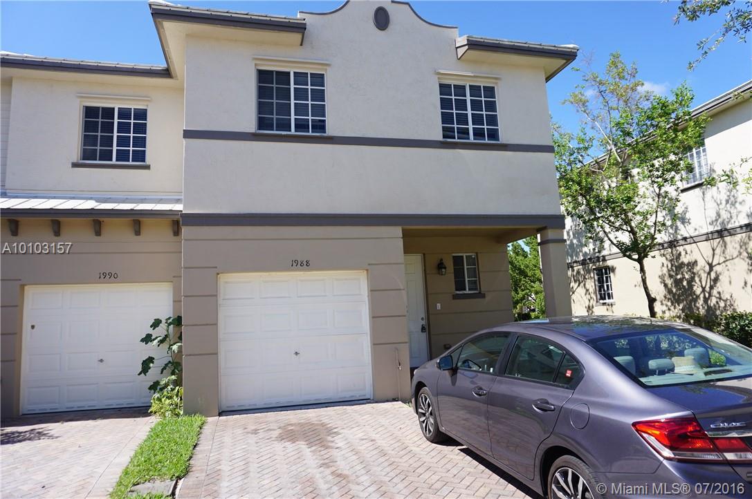 Beautiful spacious 3bedrooms 2.5 baths townhouse in Marsh Harbour. New carpet, view to the lake. Corner unit with loft room that can be use as a 4th bdrm for a child. one car garage. Amenities include guard gated entry, clubhouse , tennis court, , gym, pool.
minimal 600 credit score, no evictions, no criminal background.
first and last month and security require.