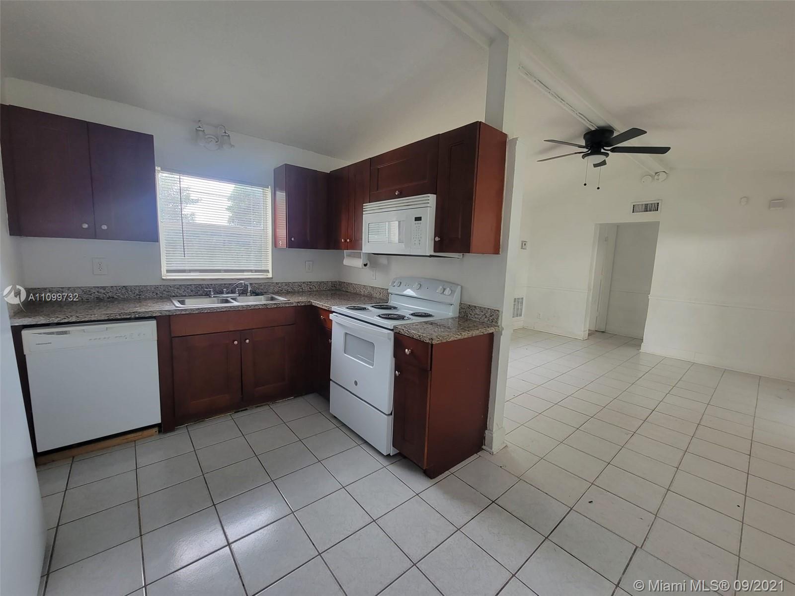 AMAZING SINGLE FAMILY HOME 3 BEDROOMS, ONE BATHROOM, READY TO MOVE IN. ITS A BIG AND SPACIOUS HOME FOR RENT !! WASHER AND DRYER , BIG BACK YARD, BRIGHT KITCHEN WITH GRANITE COUNTER TOP. PETS ALLOW LESS THAN 20 POUNDS, NO AGGRESSIVE BREEDS, NO REFUNDABLE PET FEE $300, TENANT IS RESPONSIBLE FOR ALL UTILITIES AND MOW THE LAWN, WATER DEPOSIT $200,
EASY TO SHOW, VACANT, ON LOCKBOX, NO ASSOCIATION, FAST APPROVAL.
