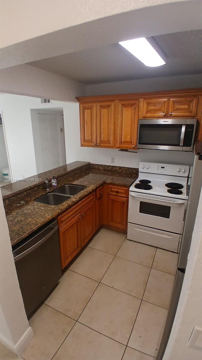 PALM BEACH GRANDE CONDOMIN - Residential Lease