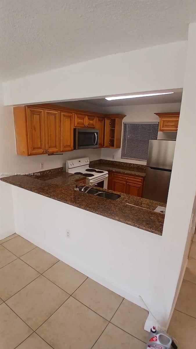 PALM BEACH GRANDE CONDOMIN - Residential Lease