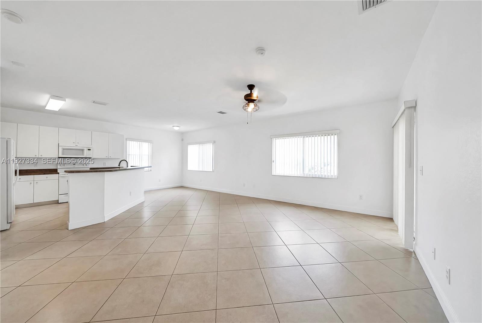 SILVER PALM LAKE - Residential