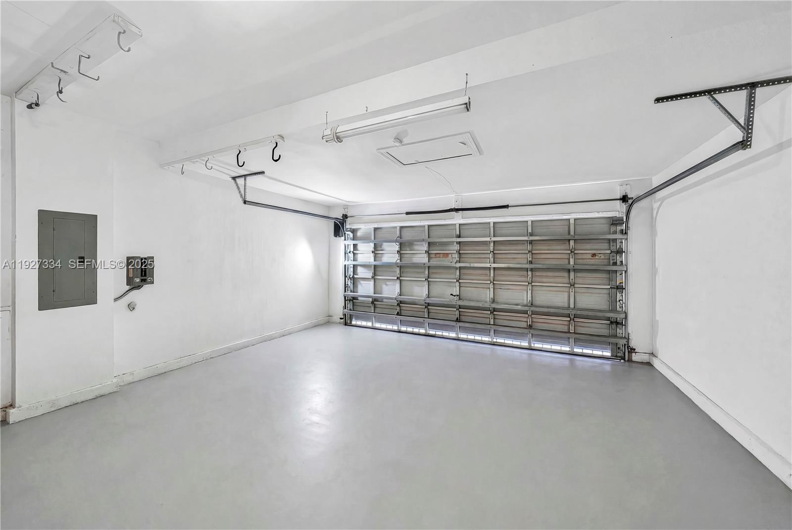 SILVER PALM LAKE - Residential