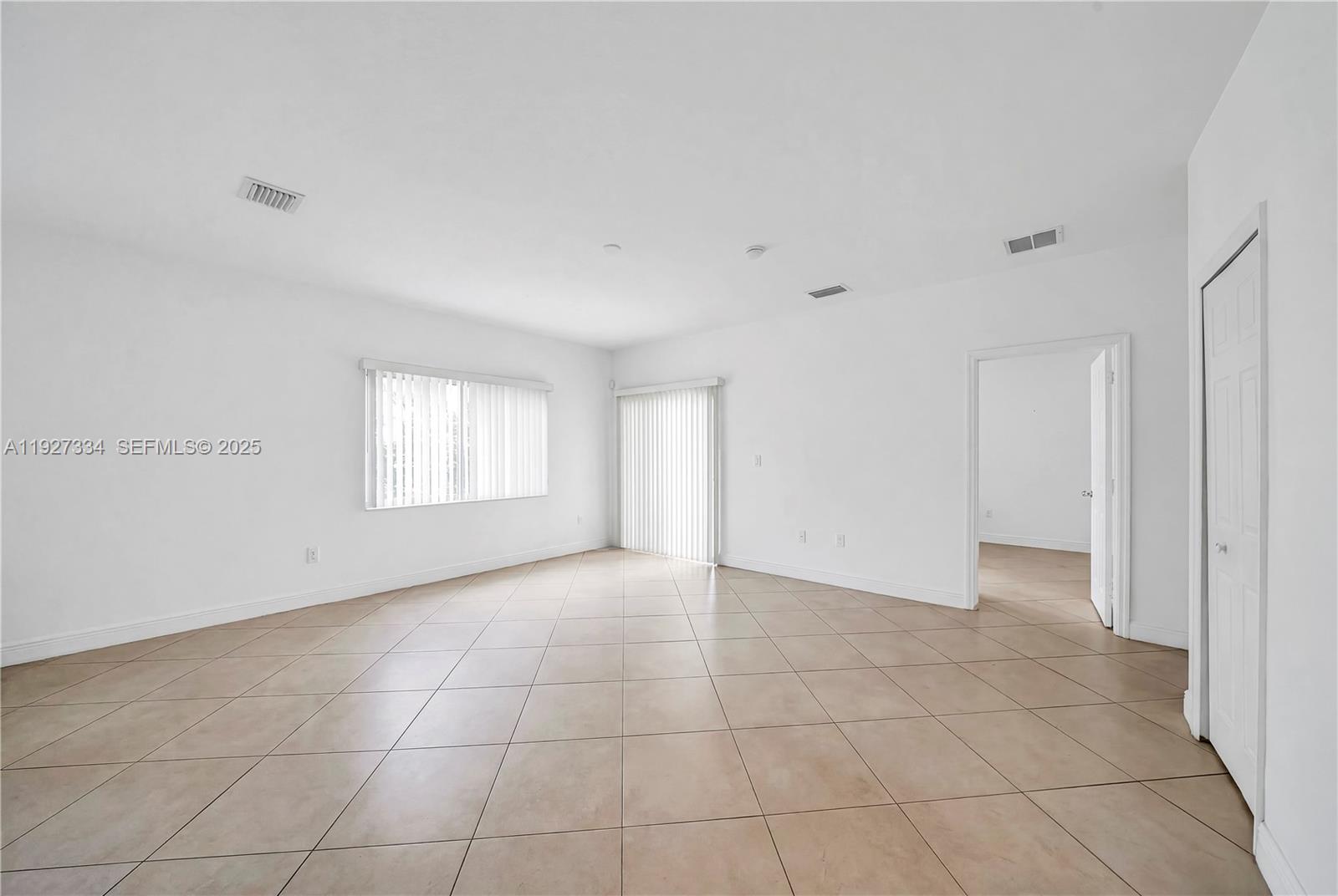 SILVER PALM LAKE - Residential