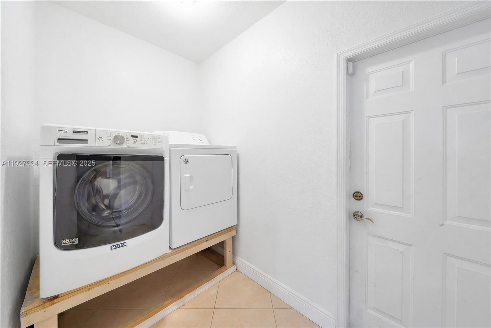 SILVER PALM LAKE - Residential