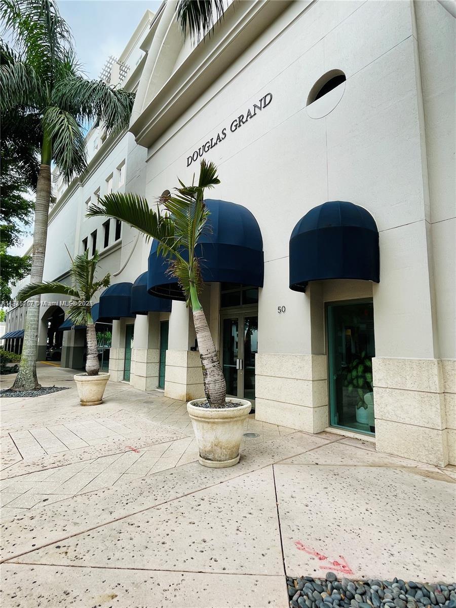 Spacious 1 bedroom, 1 bathroom conveniently located in the beautiful city of Coral Gables, with washer/dryer in unit. Rent includes internet, basic cable, water, garbage, 1 covered assigned parking. Amenities include large community pool and fitness center. Very close to Miami International Airport, Shops, Restaurants and Bars of Miracle Mile, University of Miami and Miami Dade College. Walking distance from Publix supermarket. Next to Philips Park that offers outdoor recreation, training and sports facilities and Tennis courts.