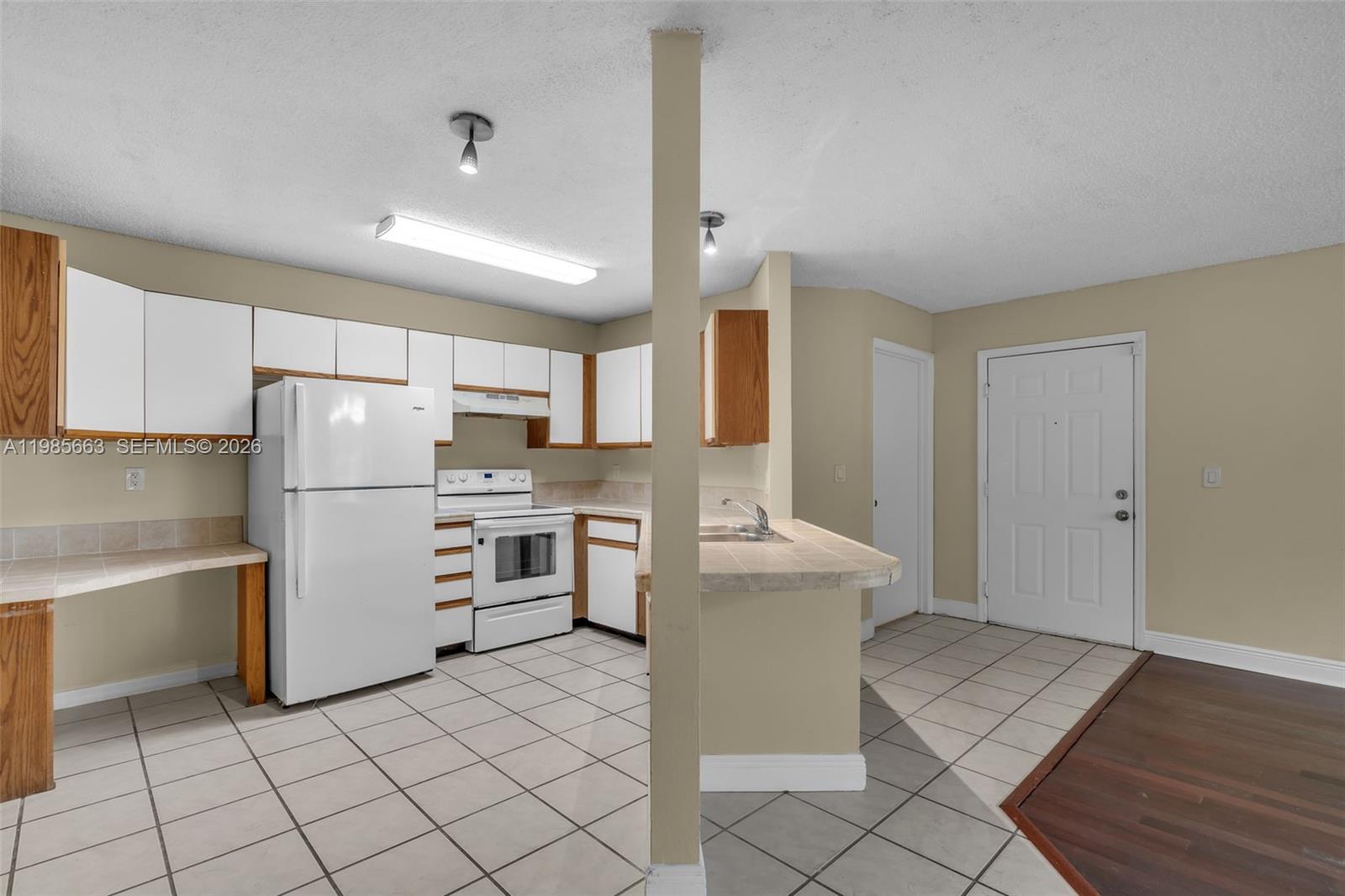 WINDWARD LAKES CONDO - Residential