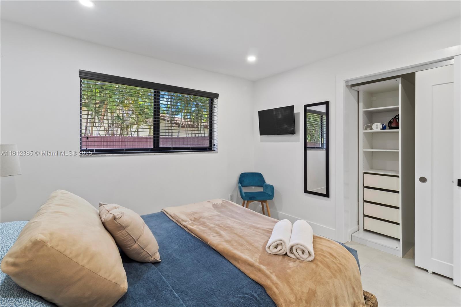 HOLLYWOOD HILLS - Residential