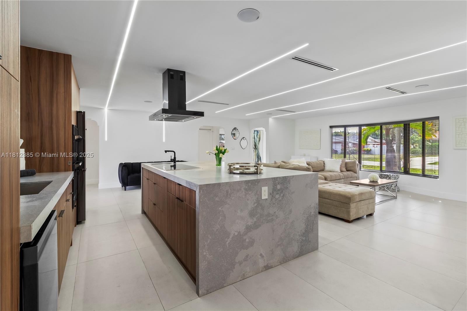 HOLLYWOOD HILLS - Residential