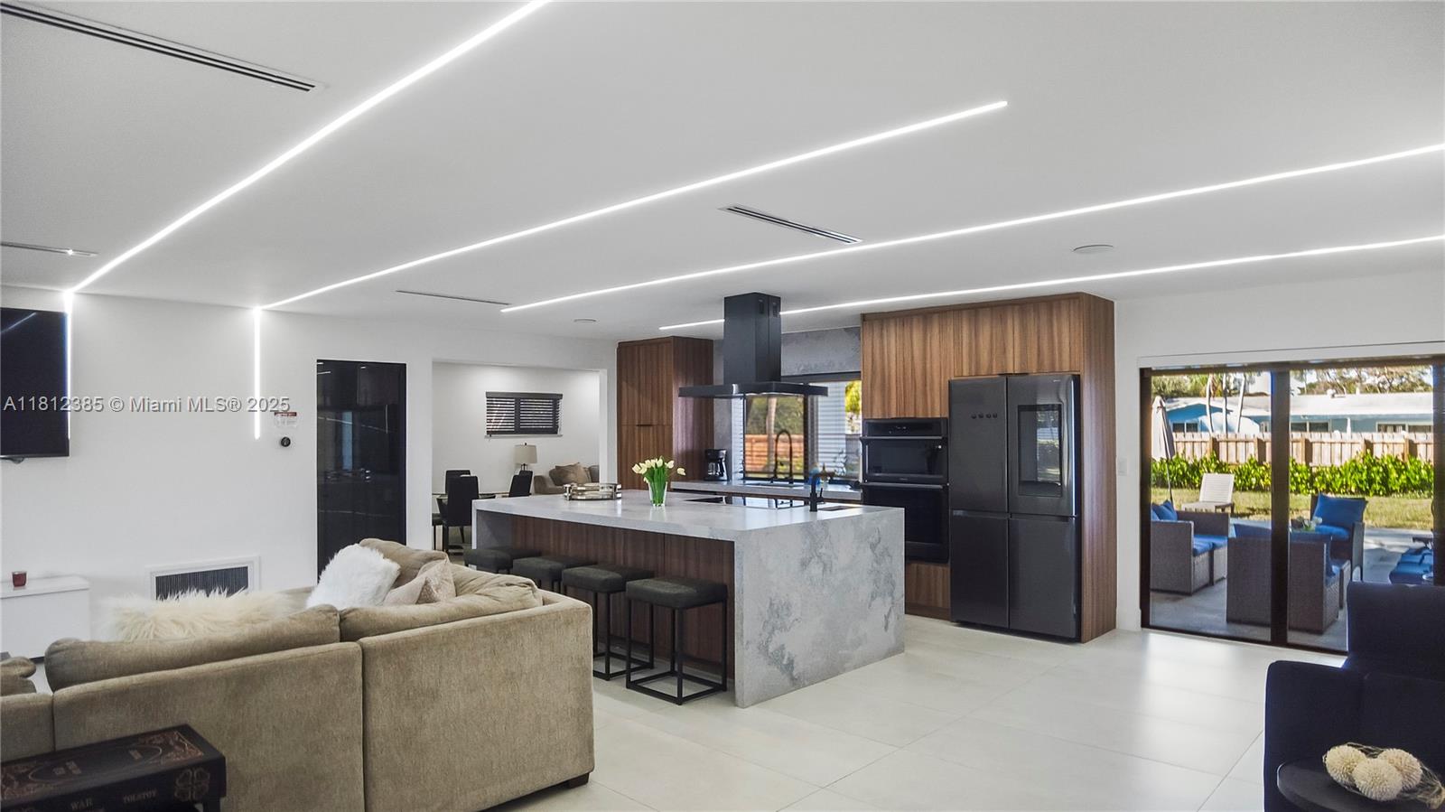 HOLLYWOOD HILLS - Residential