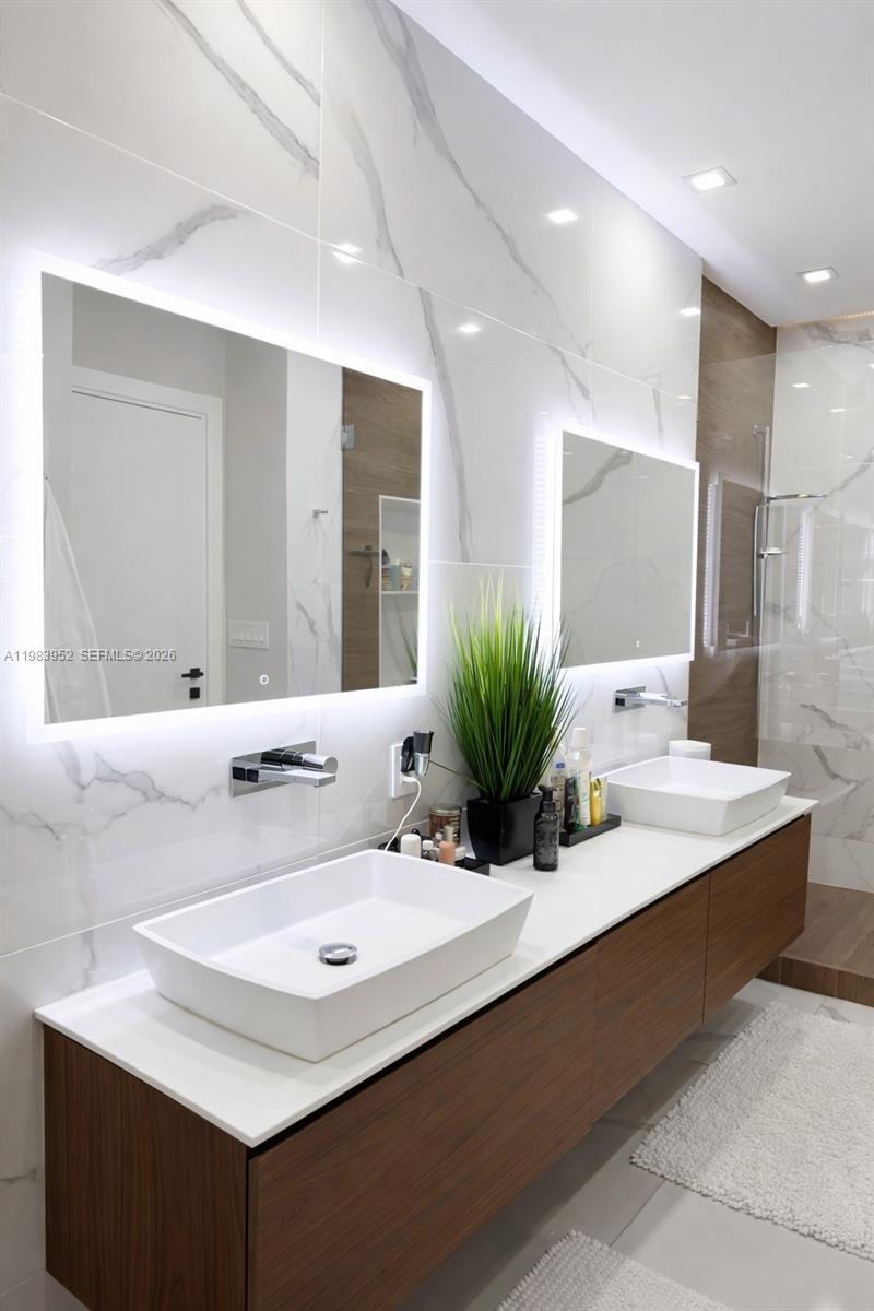 LOFTS AT HOLLYWOOD ST - Residential