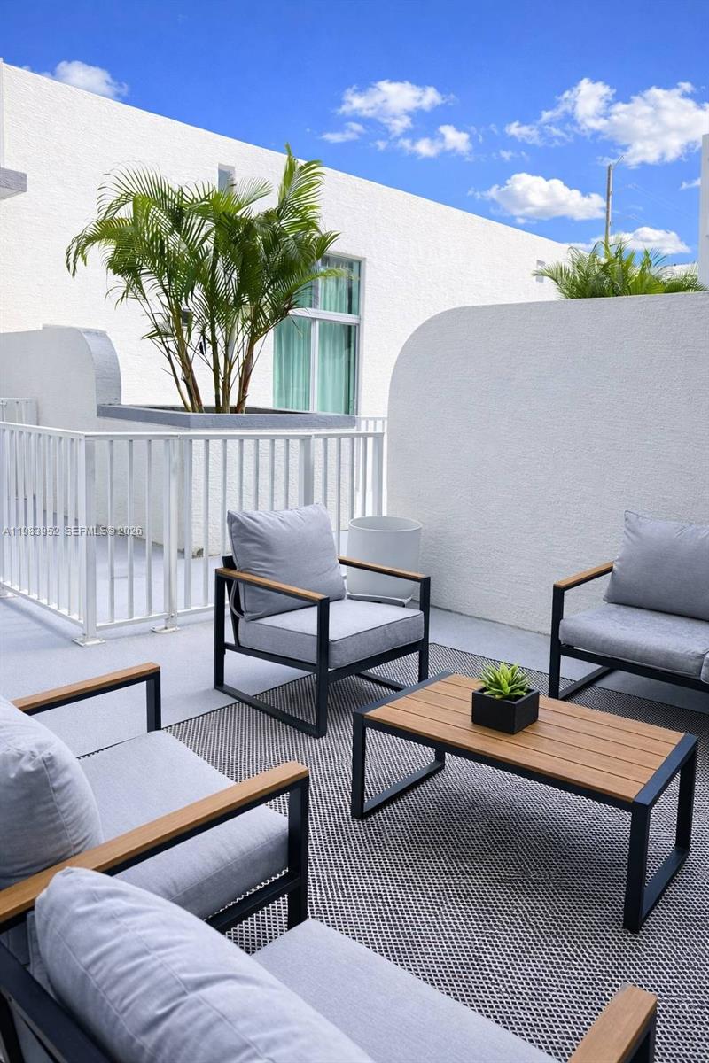 LOFTS AT HOLLYWOOD ST - Residential