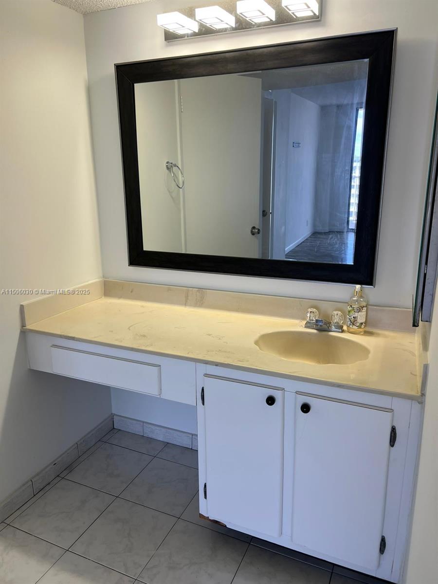 WINSTON TOWERS 700 CONDO - Residential