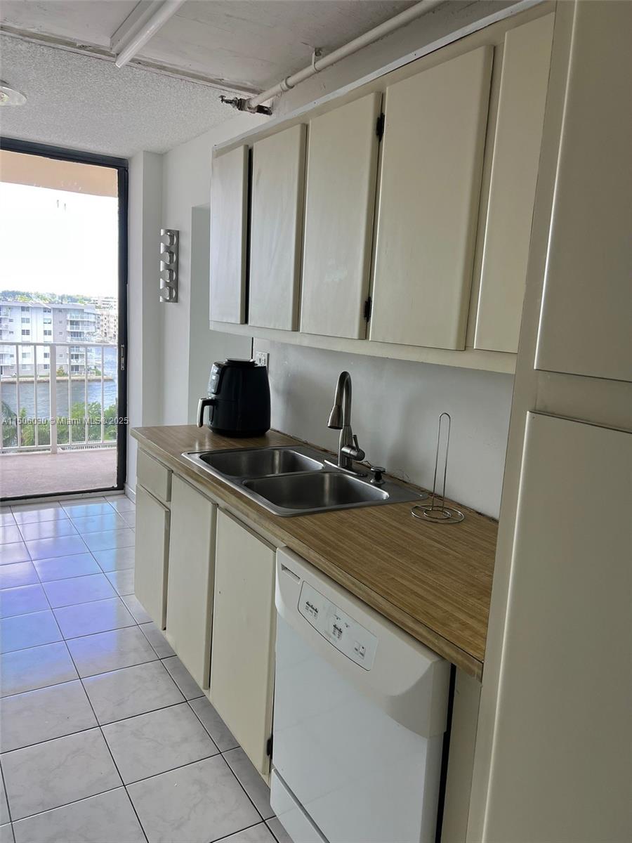 WINSTON TOWERS 700 CONDO - Residential