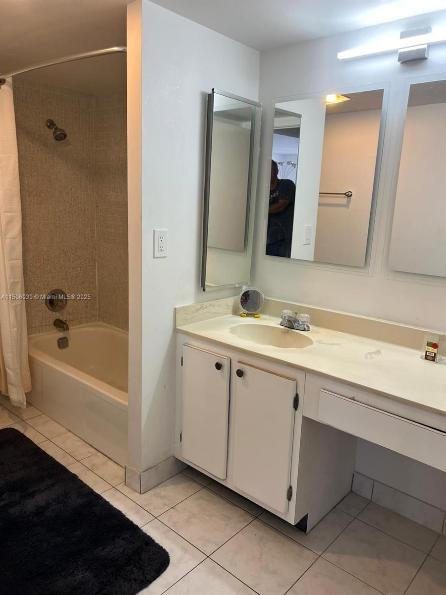 WINSTON TOWERS 700 CONDO - Residential