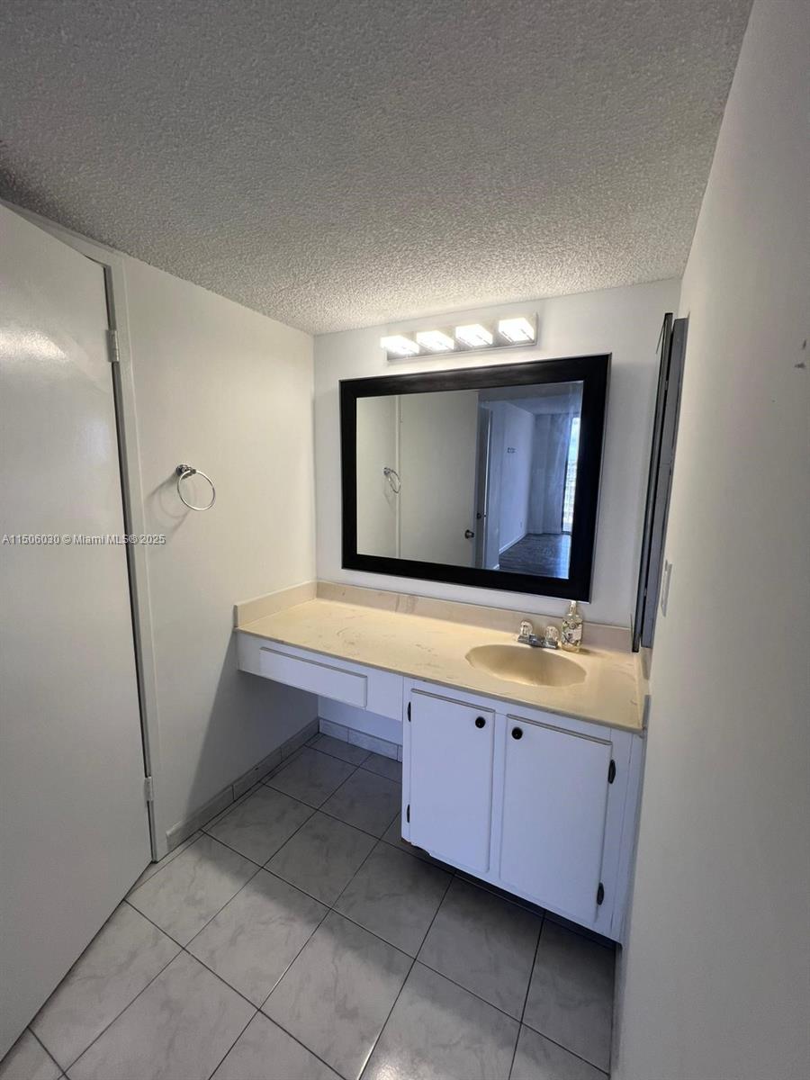 WINSTON TOWERS 700 CONDO - Residential