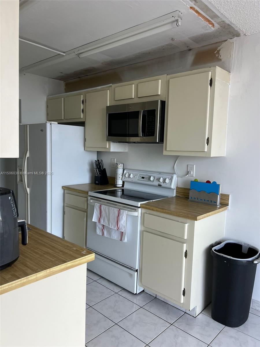 WINSTON TOWERS 700 CONDO - Residential